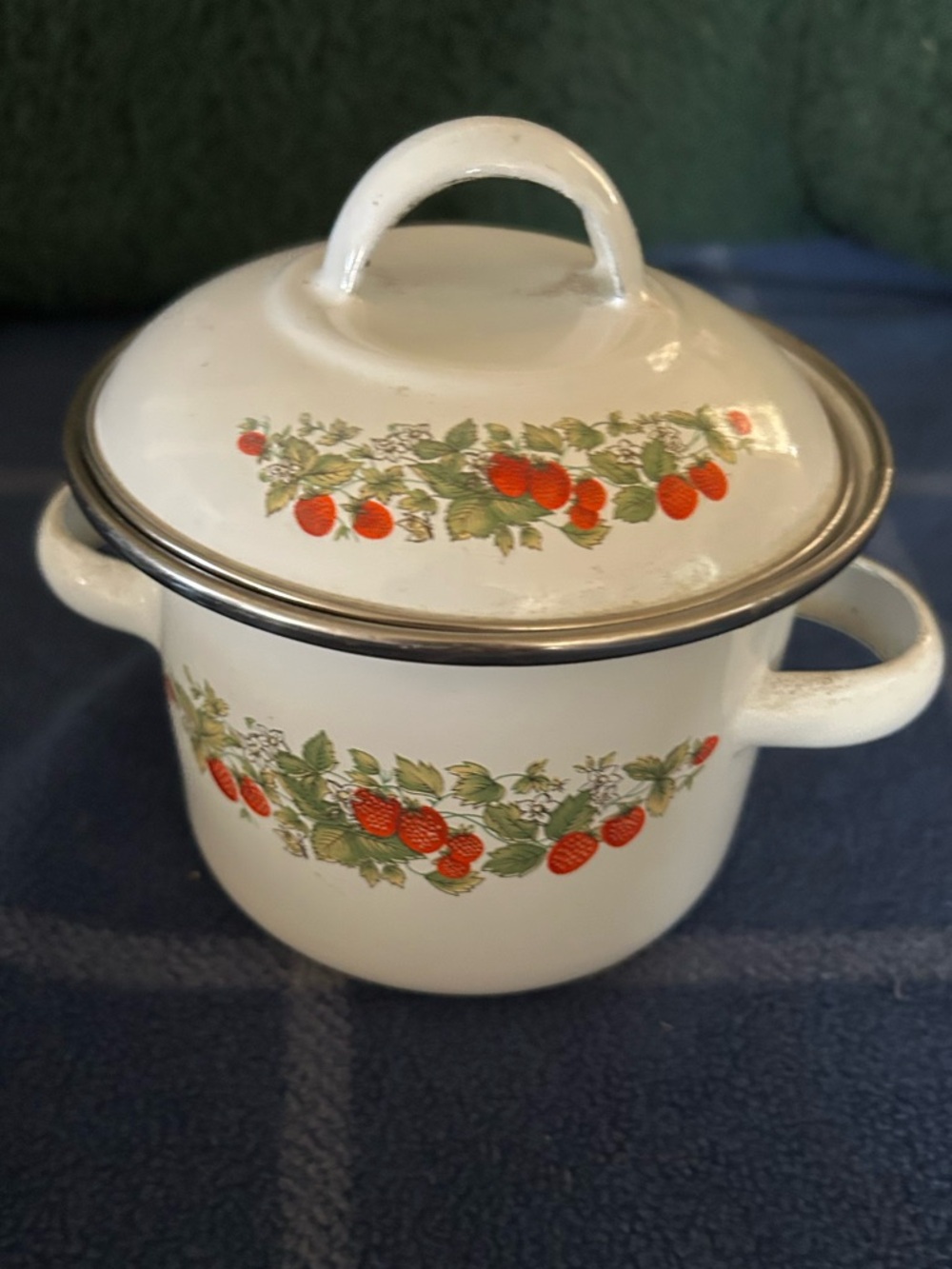 Small Enamel Pot With Lid White with Strawberry Print Kitchen Decorative - Picture 1 of 10